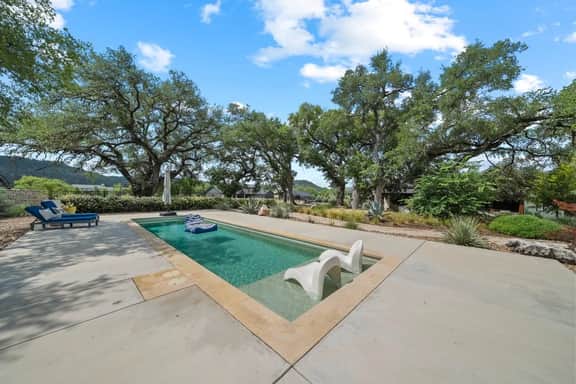 Hill Country Retreat: Walk to Guadalupe River & - Image 2